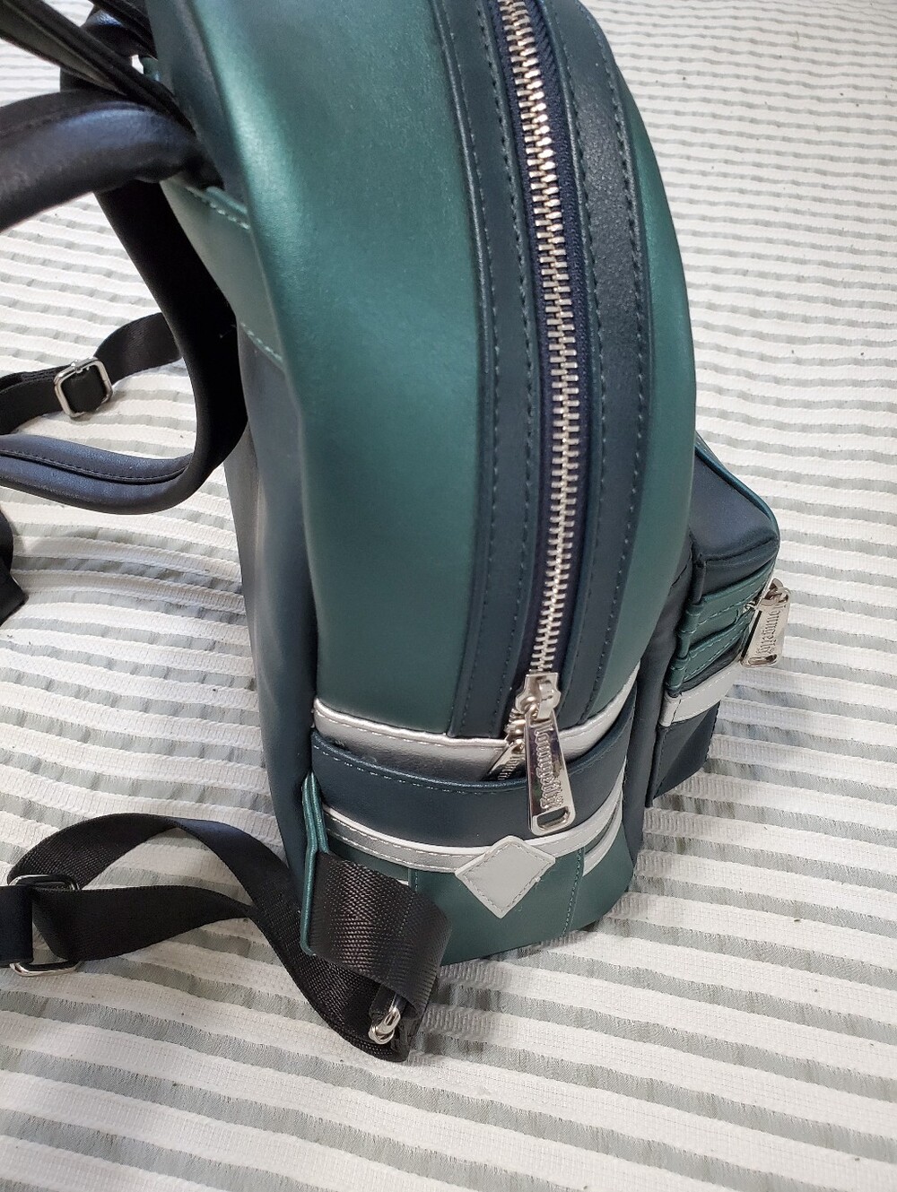 Captain Marvel Backpack - Picture 5 of 11